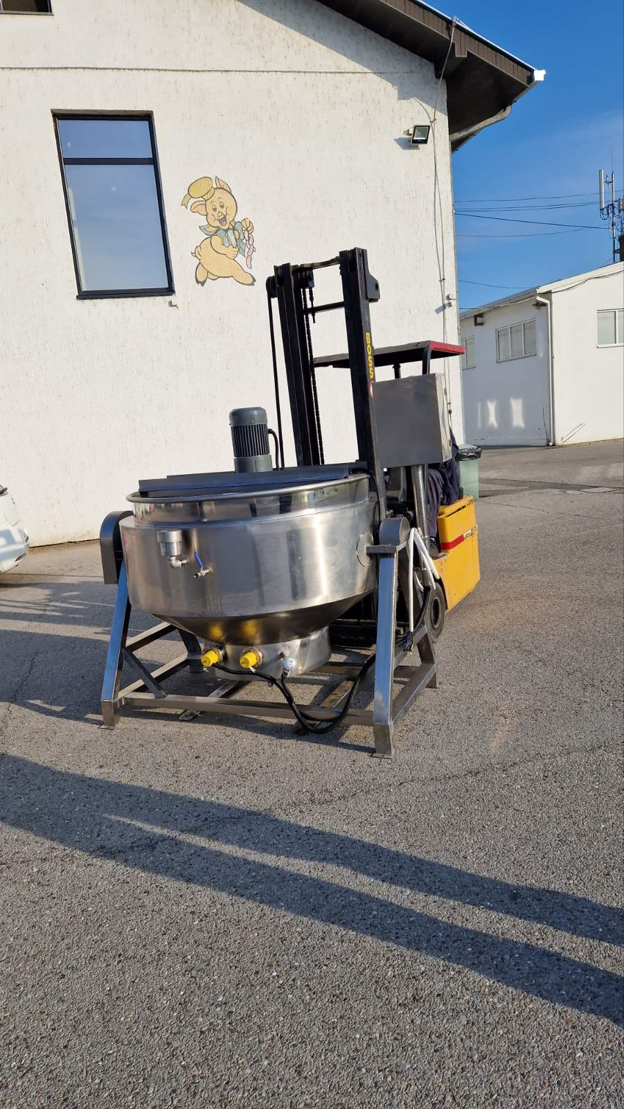 Delivery of boiling melting fat to a customer in Montenegro