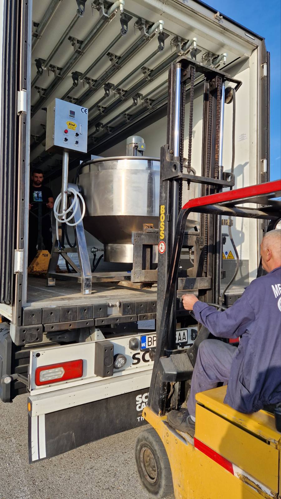 Delivery of boiling melting fat to a customer in Montenegro