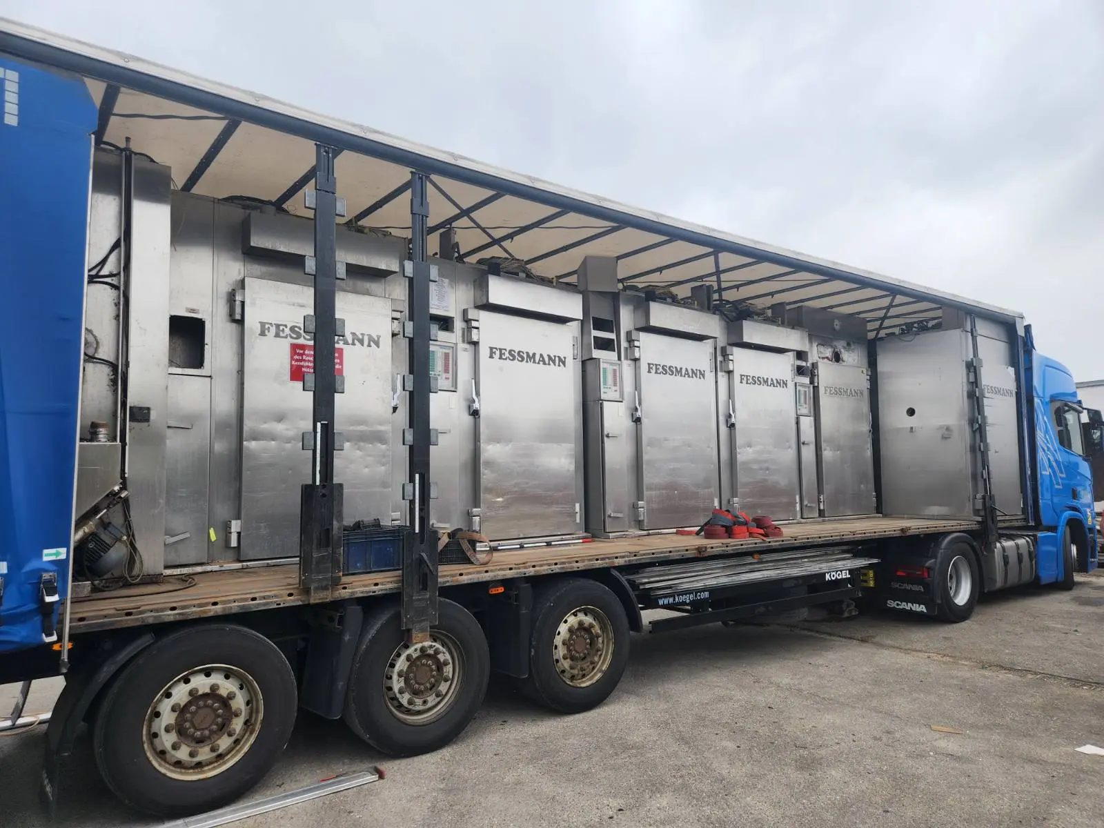 Unloading Fessmann smoking and cooking chamber Sind