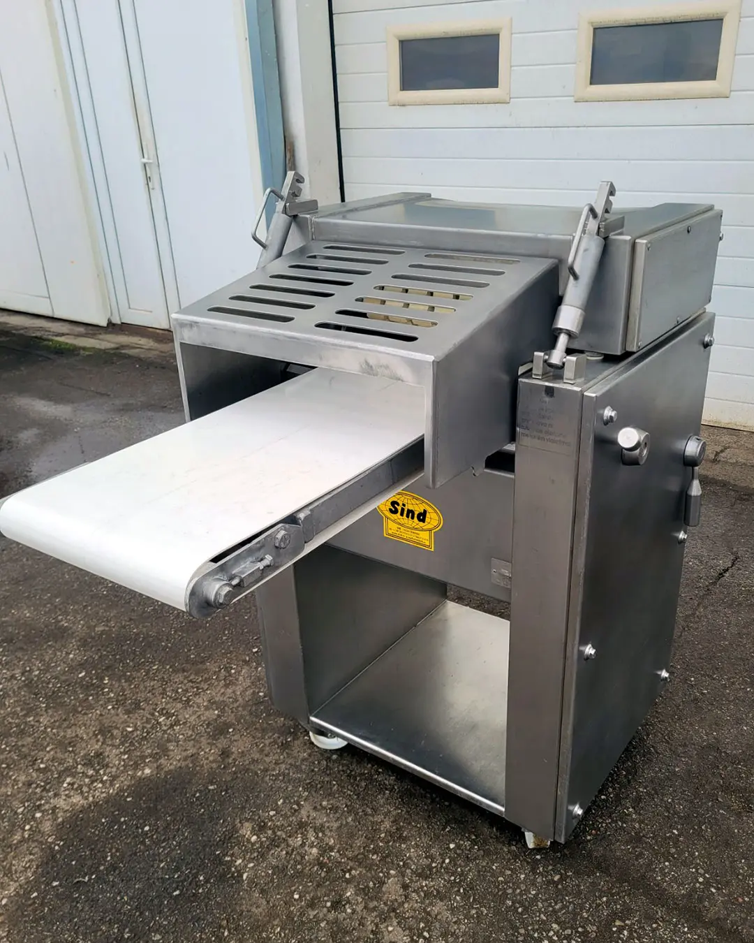 Skinning Machine Maja, ready for delivery to customer
