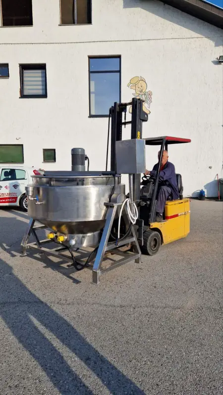 Delivery of boiling melting fat to a customer in Montenegro detalj