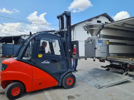 Vacuum filler Handtmann VF 622 delivery for customer from Spain