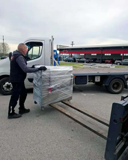 Isporuka mašine za mlevenje mesa SMT 160 i mešalice sa lopaticama S150L, kupcu iz Rumunije.