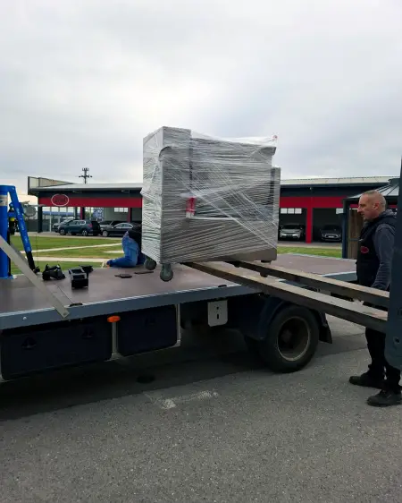 Isporuka mašine za mlevenje mesa SMT 160 i mešalice sa lopaticama S150L, kupcu iz Rumunije. - Detalj