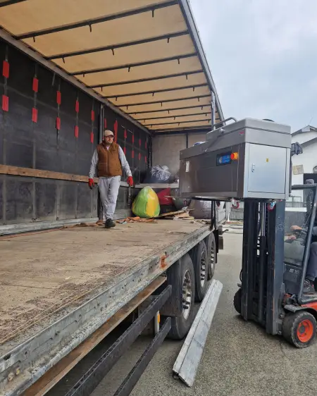 Isporuka mašina za preradu mesa i pakovanje hrane, kupcu iz Crne Gore.