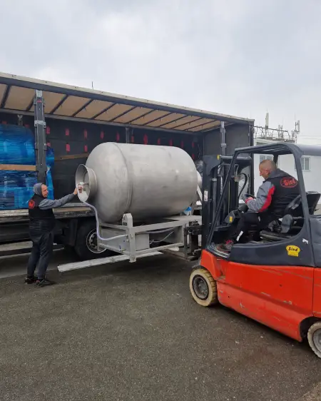 Isporuka mašina za preradu mesa i pakovanje hrane, kupcu iz Crne Gore. - Detalj