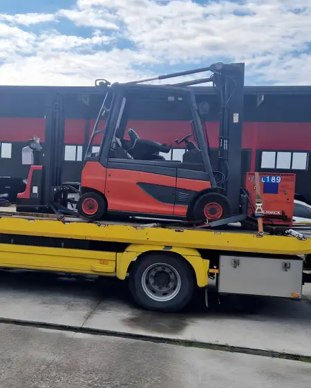 Delivery of a Linde E25 forklift and a SES 1530 stacker to a customer from Stara Moravica.