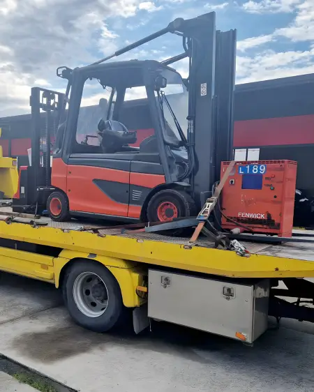 Delivery of a Linde E25 forklift and a SES 1530 stacker to a customer from Stara Moravica. detalj