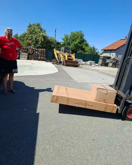 Delivery of a Gas Range, Pasta Cooker and Kitchen Hood to a Customer in Bosnia and Herzegovina detalj
