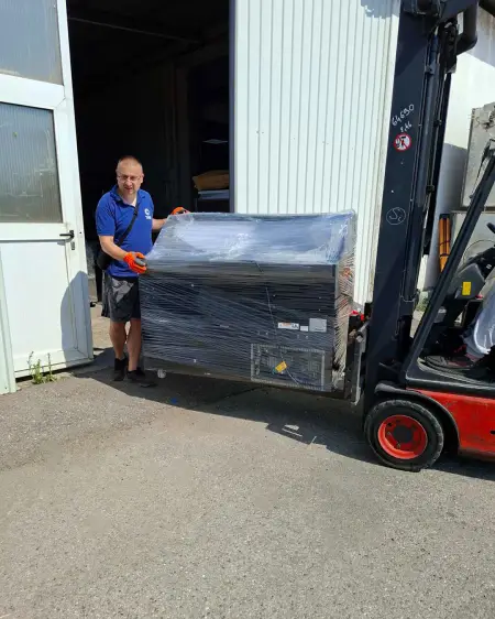 Delivery of a 10-Pan Ice Cream Display Case to a Customer in Belgrade detalj